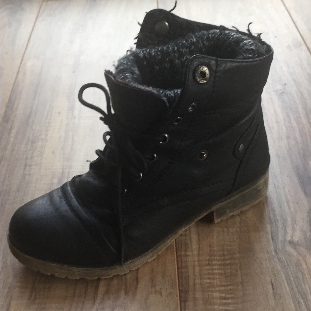 Women combat style lace up ankle bootie